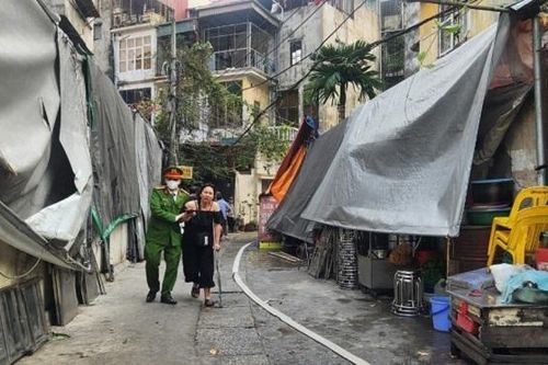 Cháy nhà trên phố Thanh Nhàn, Hà Nội
