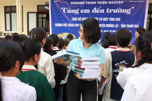 Những món quà gửi yêu thương tới học sinh huyện Mường Lát