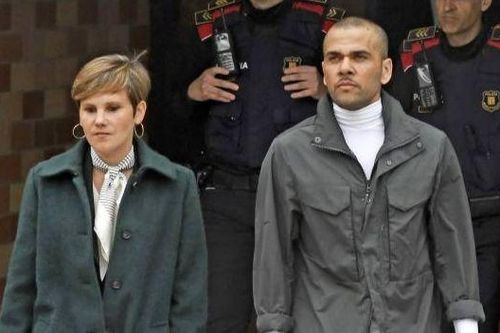 Dani Alves hốc hác khi ra tù