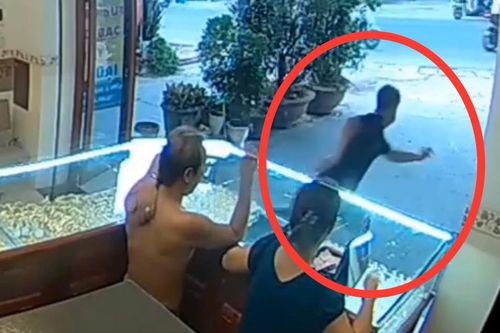 Khoảnh khắc nam thanh niên vờ thử lắc vàng rồi cướp