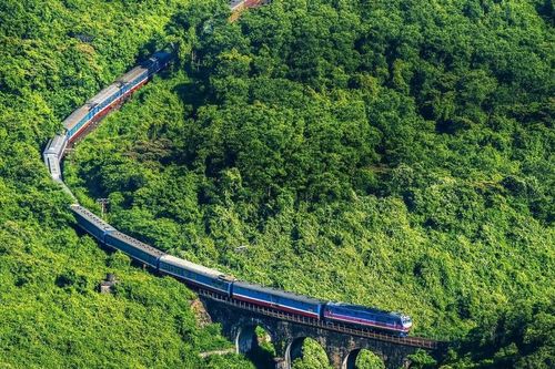 Đoàn tàu du lịch đi qua cung đường sắt đẹp nhất Việt Nam đi vào hoạt động