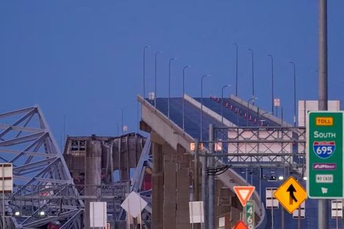 Tàu chở hàng đâm sập cầu Baltimore (Mỹ), nhiều phương tiện rơi xuống nước