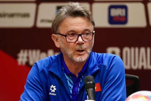 HLV Troussier không từ chức sau trận thua Indonesia 0-3