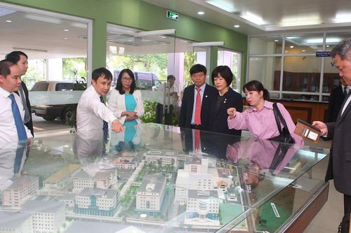Đoàn đại biểu Quốc hội Hàn Quốc làm việc tại bệnh viện Trung ương Huế