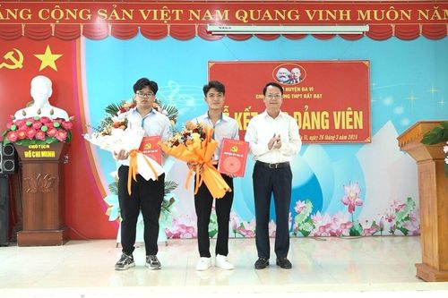 Huyện Ba Vì: 2 học sinh THPT được kết nạp Đảng