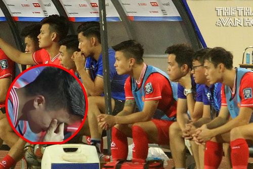 Quang Hải trầm ngâm đến bất lực, nhìn xa xăm rồi rơi nước mắt từ băng ghế dự bị
