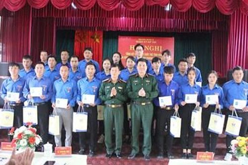 Đoàn Kinh tế - Quốc phòng 356 khen thưởng 22 trí thức trẻ tình nguyện