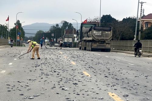 Cảnh sát giao thông Nghệ An dọn dẹp đá dăm trên Quốc lộ