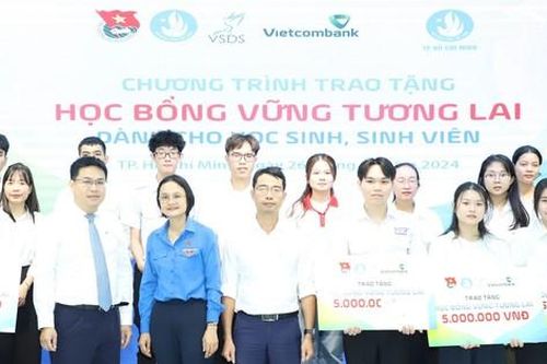 Trao học bổng 'Vững bước tương lai' cho 40 học sinh, sinh viên khó khăn tại TP. HCM