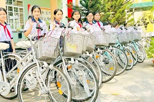 Tiếp sức học sinh khó khăn đến trường