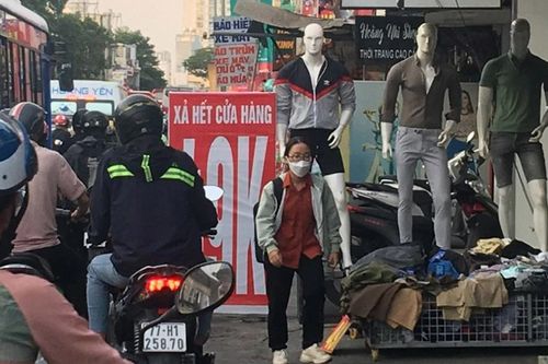 Hàng quán, xe máy tái chiếm vỉa hè, lòng đường