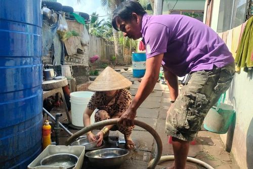 Long An: Người dân thức trắng đêm canh mua nước sinh hoạt