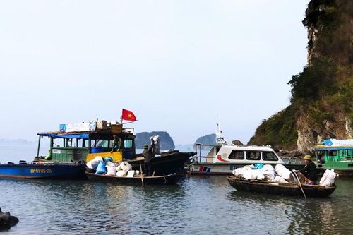 Mạnh tay xử lý, thu gom rác thải trên Vịnh Hạ Long