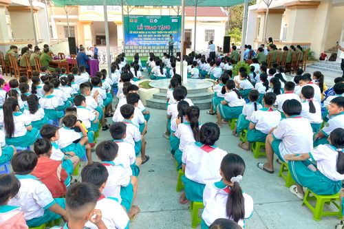 An Giang trao 'Tủ sách nhân ái' và tặng quà 'Tiếp bước em đến trường'