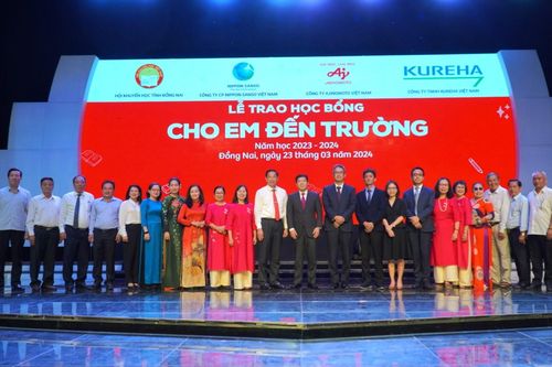 Ajinomoto đánh dấu năm thứ 20 trao học bổng 'Cho em đến trường'