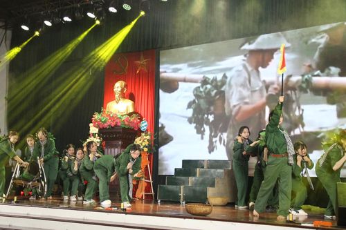 Liên hoan ca khúc cách mạng tuổi trẻ Trường ĐH Mở Hà Nội