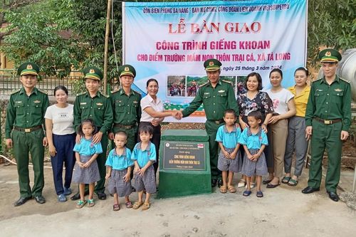 Trao tặng công trình dân sinh, bò giống cho người dân biên giới