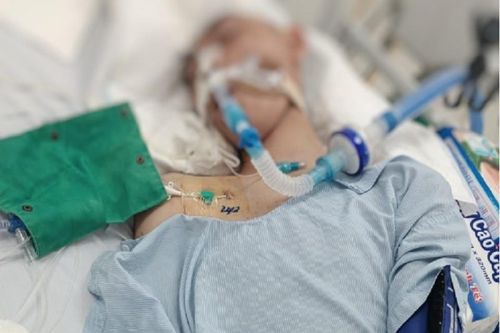 Bé trai bị đánh trọng thương do mâu thuẫn trên sân bóng: Luật sư phán đoán cơ chế gây tổn thương