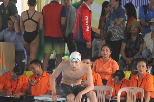 Sau nửa tháng mổ ruột thừa, nam kình ngư phá ngay kỷ lục bơi quốc gia