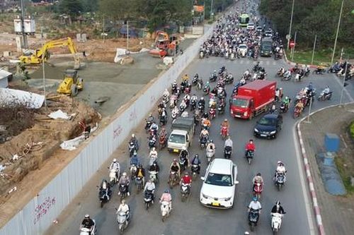 Điểm nóng giao thông Đại lộ Thăng Long ra sao sau hàng rào thi công thu hẹp?