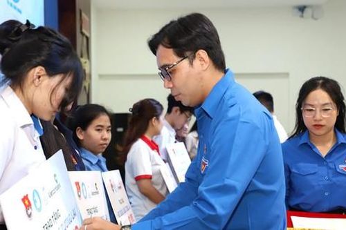 Trao học bổng 'Vững tương lai' cho 40 học sinh, sinh viên vượt khó học giỏi tại TPHCM
