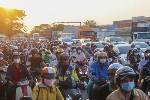 Ùn tắc nghiêm trọng sau khi đóng nút giao Nguyễn Văn Linh - Nguyễn Hữu Thọ