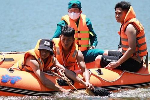 Tìm thấy thi thể cháu bé bị lật thuyền rơi xuống hồ ở Lâm Đồng