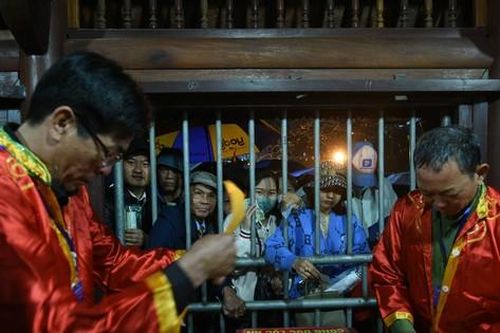 Khoảng một triệu khách về đền Trần, phát hết gần 30 vạn lá ấn