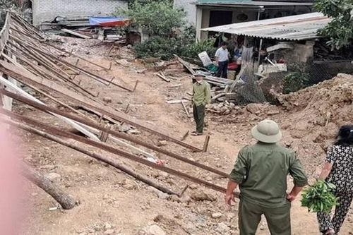 Nghệ An: Máy múc gây đổ tường rào, đè 1 người tử vong