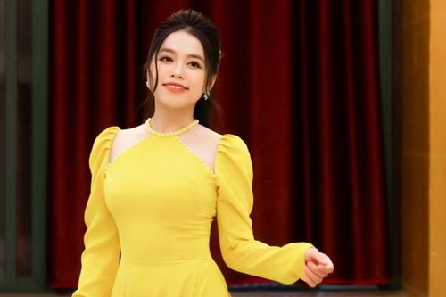 Nữ ca sĩ từ chối người hâm mộ tặng 15.000 USD là ai?