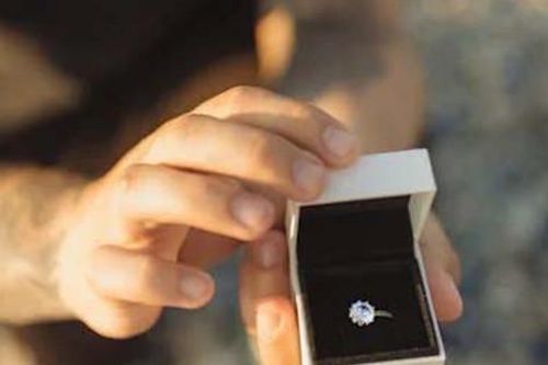 Nhận 400 triệu từ mẹ chồng cũ, nghe chồng sắp cưới nói mấy câu, tôi bỗng thấy lo