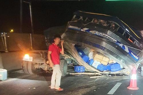 Xe tải nổ lốp bị ô tô phía sau húc biến dạng trên cao tốc Mai Sơn - Quốc lộ 45