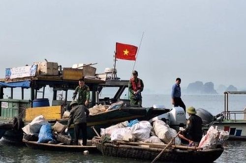 Thu gom rác thải trên Vịnh Hạ Long