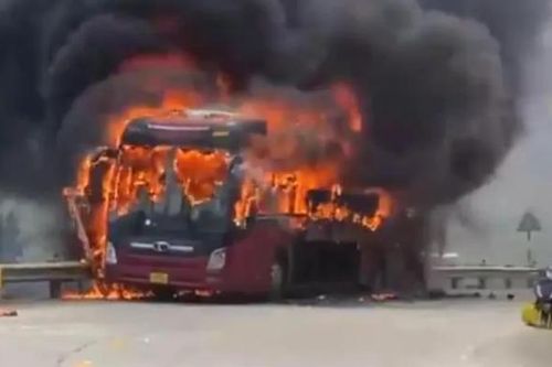 Xe khách bị cháy rụi khi đang di chuyển trên đèo Lò Xo
