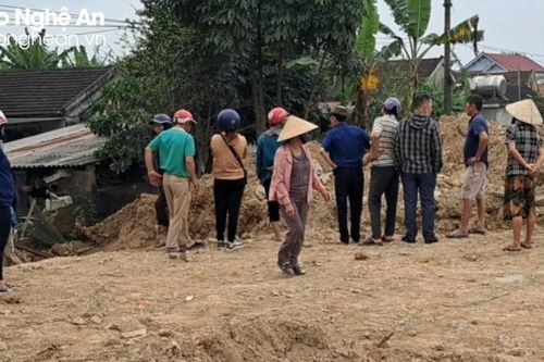 Máy múc húc đổ tường rào, 1 người tử vong