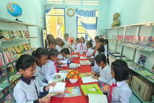TTXVN trao tặng Tủ sách Đinh Hữu Dư và học bổng cho học sinh Tuyên Quang