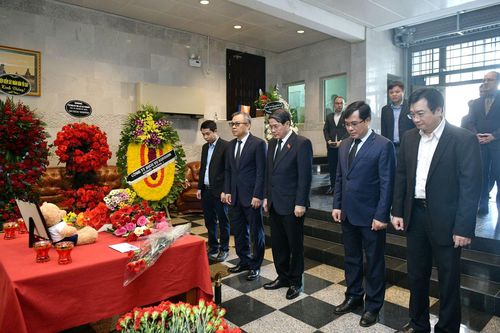 Phó Chủ tịch Quốc hội Nguyễn Đức Hải viếng và ghi sổ tang chia buồn tại Đại sứ quán Nga