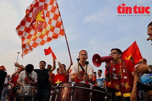 Cổ động viên 'tiếp lửa' trước trận đội tuyển Việt Nam - Indonesia