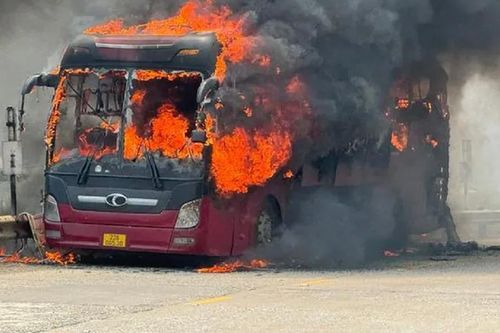 Bản tin 26/3: Xe khách chở 21 người bất ngờ bốc cháy trên đèo