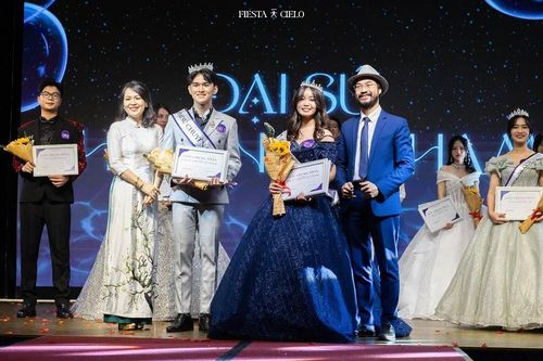Không khí náo nhiệt và sôi động tại đêm Chung kết Đại sứ của trường THPT Chuyên Sư Phạm