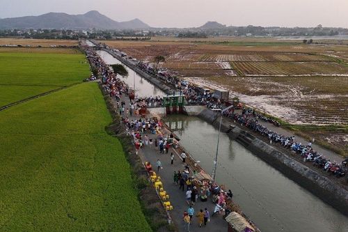 Độc đáo ẩm thực quê giữa cánh đồng lúa, thu hút nghìn khách mỗi ngày