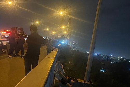 Giải cứu nam thanh niên trong tình huống 'ngàn cân treo sợi tóc'