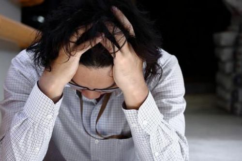 Phát hiện tờ giấy bí mật trong túi xách của vợ, nội dung choáng váng bên trong khiến tôi như 'chết lặng'