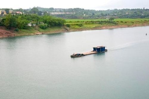 Phát hiện thi thể phụ nữ đang phân hủy trôi nổi trên sông Hồng