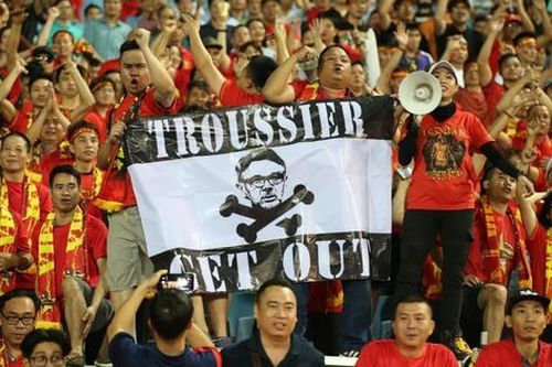 ĐT Việt Nam thua ĐT Indonesia trận thứ 3 liên tiếp, cổ động viên nổi giận với HLV Troussier