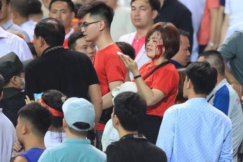 CĐV đánh nhau đổ máu trên sân Mỹ Đình trong ngày đội tuyển Việt Nam thua đau Indonesia