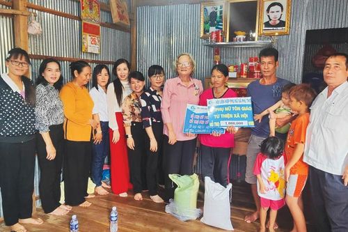 Nghĩa cử nhân ái của phụ nữ Phật giáo Hòa Hảo