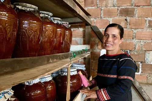 Chị H'Ngui có thu nhập ổn định từ đặc sản rượu cần