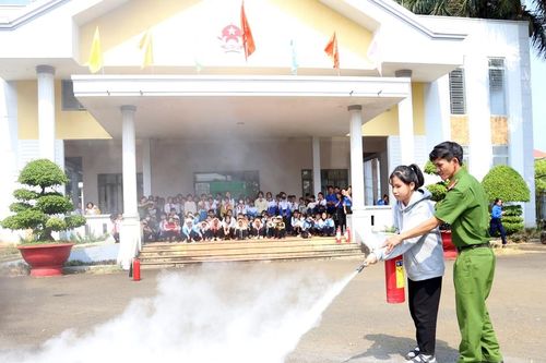 Hơn 100 triệu đồng tặng quà, học bổng cho người nghèo, học sinh biên giới