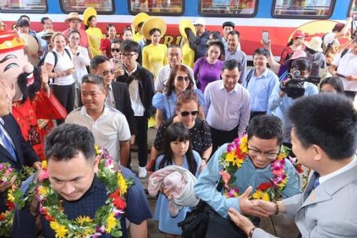 Khai trương đoàn tàu du lịch 'Kết nối di sản miền Trung
